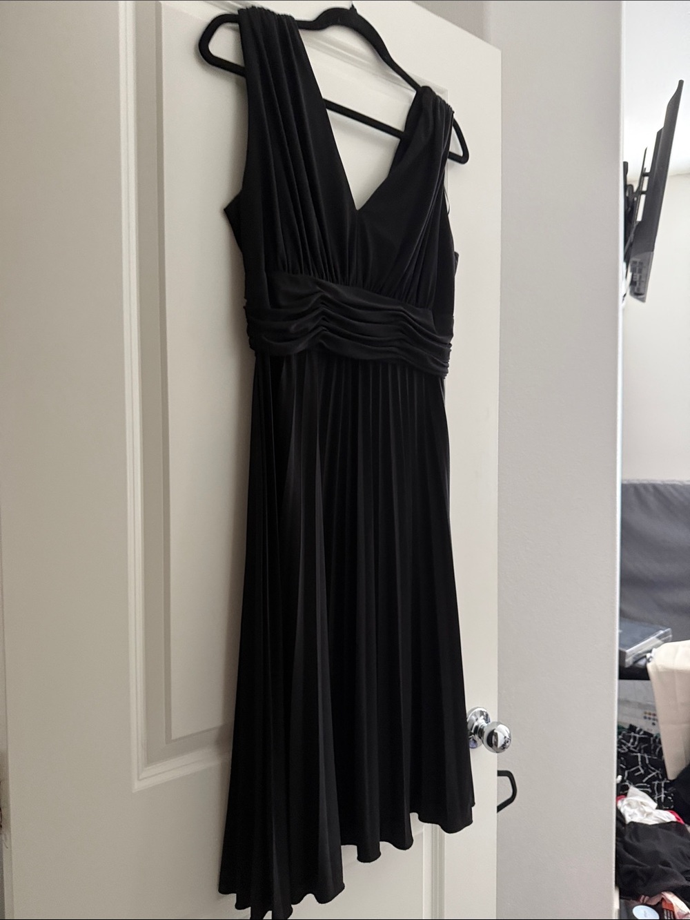 Jessica Howard Black Sleeveless Midi Dress with V-Neck